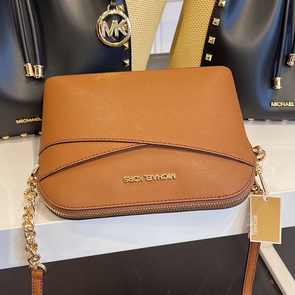 MICHAEL KORS
Jet Set Travel Medium Dome Crossbody Bag
Luggage
NWT - Picture 5 of 16
